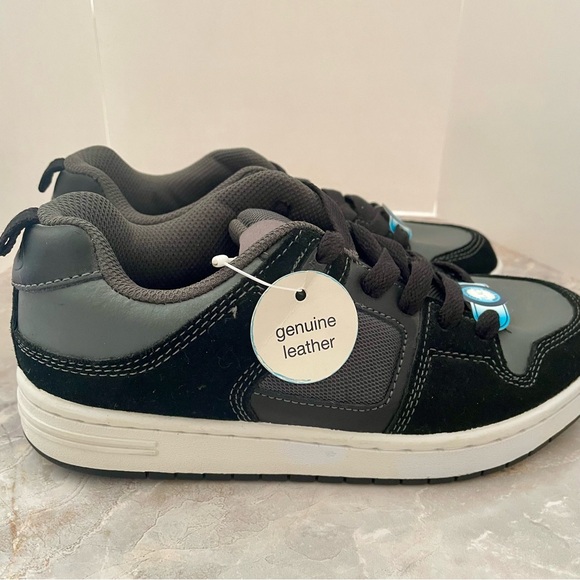 Children’s Place boys sneaker. Leather upper balance man. Size US 4. New - Picture 7 of 11